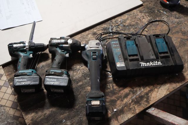 MAKITA – Lot comprenant 1 visseuse, 1 boulonneuse et 1 meuleuse a...