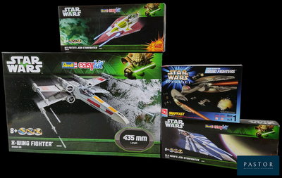 trois figurines de Star Wars exposées sur un fond noir