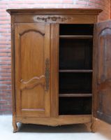 Armoire en bois naturel, mouluré et sculpté ouvrant à deux v… (photo 2)