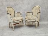 paire de fauteuils de style Louis XVI avec assises rembourrées à rayures