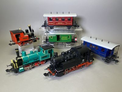 plusieurs petits trains sont alignés sur une surface blanche