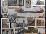 un grand nombre de cartes postales anciennes qui se trouvent sur la table
