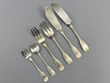 six fourchettes et un couteau posés sur une table, sur fond gris