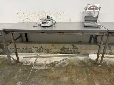 une image représentant une table sur laquelle est posée une machine