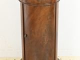 une petite table en bois sur laquelle se trouve un miroir