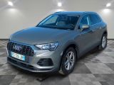 un SUV Audi gris garé dans une grande pièce