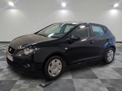 la photo d'une voiture noire garée dans un garage