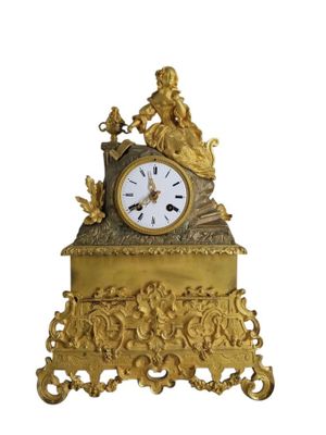 une horloge en or posée sur une table