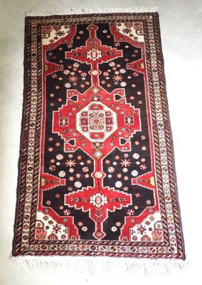un tapis rouge et noir sur un sol blanc