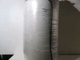 un grand sac en plastique posé sur une table