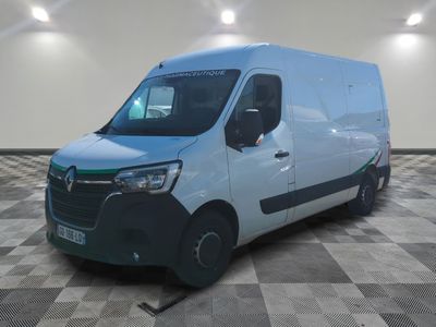 la photo d'une camionnette blanche garée dans une pièce