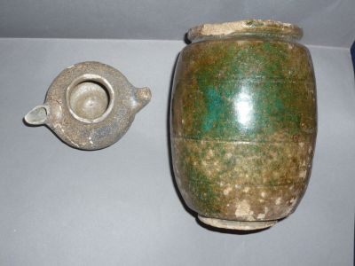 deux vases posés l'un à côté de l'autre sur une table