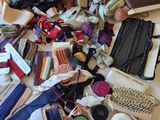 un tas de cravates et d'autres objets posés sur un lit