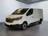 La camionnette blanche est garée dans la grande salle du bâtiment.