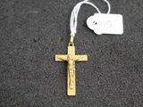un gros plan d'une croix à laquelle est accrochée une étiquette