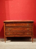 Commode à trois tiroirs en bois teinté.