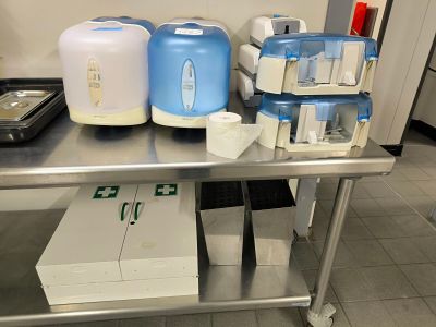 une table en métal sur laquelle sont posés tout un tas d'objets divers