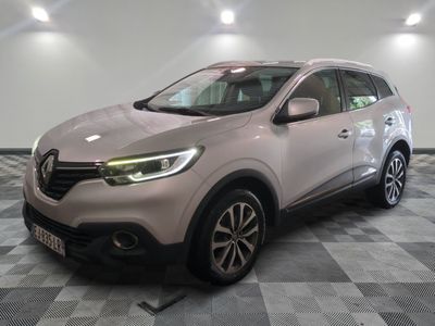 Le nouveau SUV Renault Kad est garé dans un showroom.