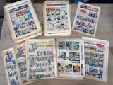 beaucoup de vieilles bandes dessinées posées sur une table