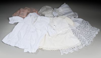 un tas de vêtements posés sur une table