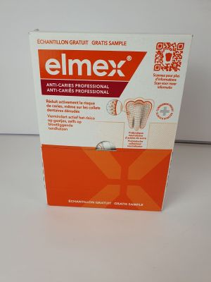 une photo d'une boîte de produits de soins dentaires Elmex posée sur une table