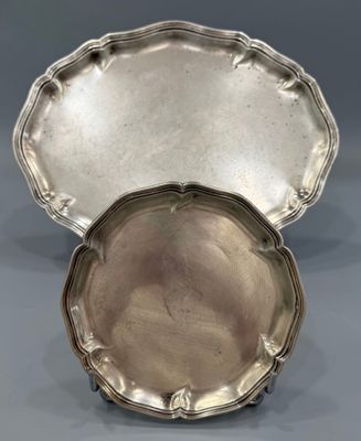 une paire de plateaux argentés posés sur une table