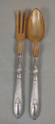 deux cuillères et une fourchette posées sur une table