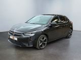 La nouvelle Toyota Corollant est garée dans un showroom.