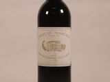 une bouteille de vin posée sur une table