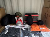 plusieurs sacs posés sur une boîte