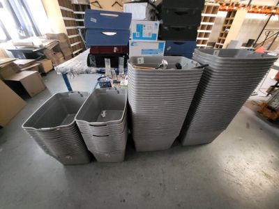 beaucoup de poubelles posées par terre