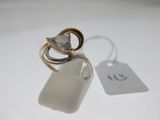 une image d'une bague ornée d'un diamant en forme de cœur