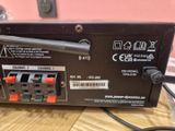 une radio posée sur une table