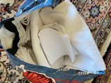 un sac rempli d'objets posé sur un tapis