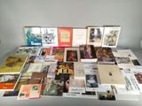 un grand nombre de livres avec des images sur une table