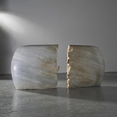 une image représentant deux morceaux de marbre blanc posés sur le sol