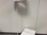 une lampe posée à côté d'une boîte et d'une paire de ciseaux