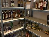 de nombreuses bouteilles d'alcool sur les étagères du magasin