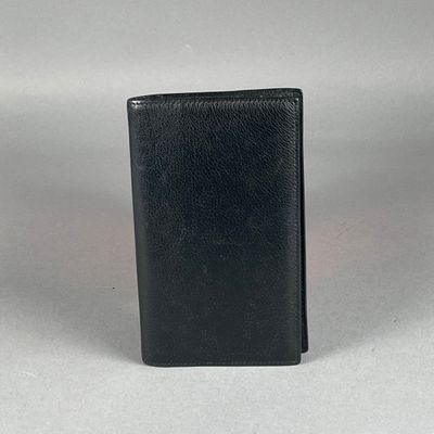 étui à passeport en cuir noir sur fond blanc