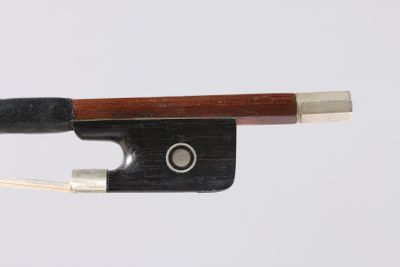 an image of a violin bow with a wooden handle on a white background