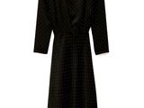 La robe est noire et est parsemée de pois.