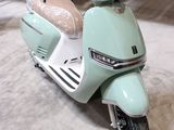 un scooter garé dans un garage