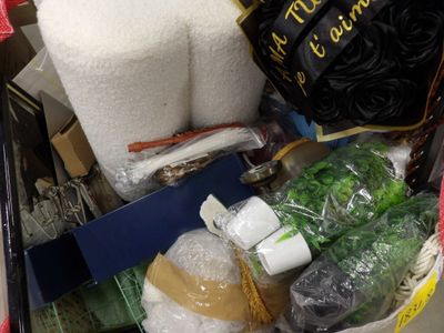 un caddie rempli d'articles dans un magasin