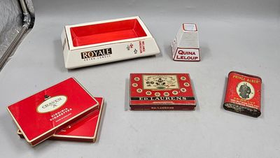 40 / C4 / Lot du fumeur rouge comprenant un grand cend…