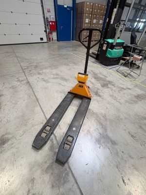 un chariot élévateur qui se trouve au milieu de l'atelier