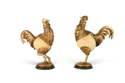 paire de figurines de coqs de couleur dorée sur des socles en bois