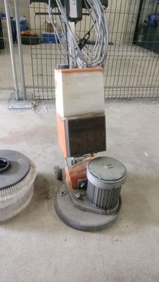 une machine posée par terre à côté d'un ventilateur