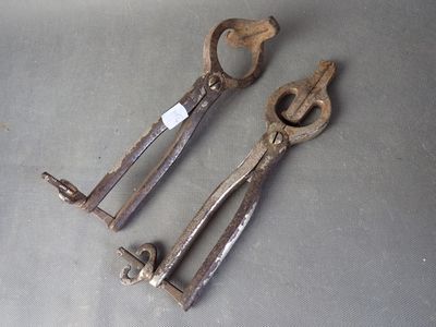 deux vieux outils posés sur une table