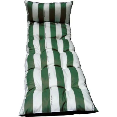 un matelas rayé vert et blanc, sur lequel sont posés des oreillers