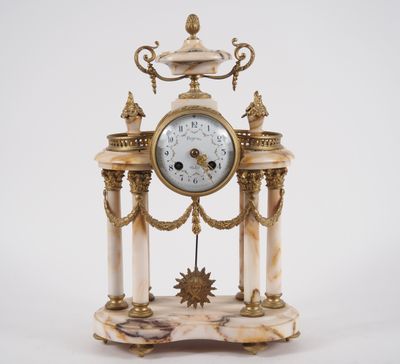 une horloge posée sur une table